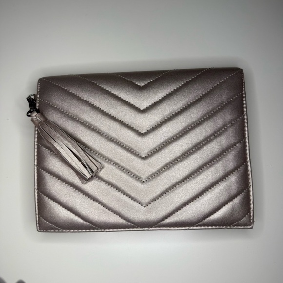 Neiman Marcus Silver Quilted Envelop Clutch GUC, 2 spots on inside see pictures - Picture 2 of 12